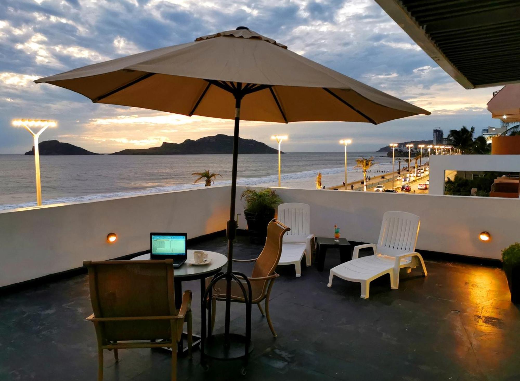Coral Island Beach View Hotel マサトラン エクステリア 写真